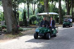 Mit dem Elektromobil fuhr Geschäftsführer Ralf Hammecke (vorne rechts) Bischof Felix Genn (links) über den Zentralfriedhof. Im hinteren Gefährt Domkapitular Hans Bernd Köppen (links) und Geschäftsführer Markus Kortewille.